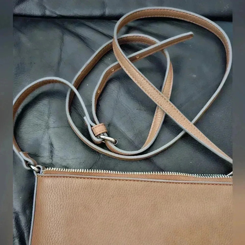 Roots 73 100% Pebbled  Leather Crossbody Bag Purse Beige Silver Hardware Sz OS - Picture 8 of 10